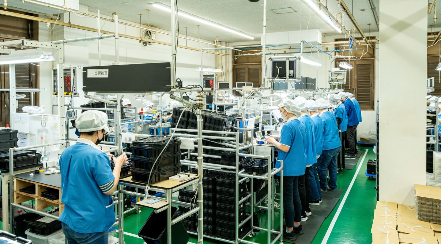 株式会社AKMは新潟県上越市で電子機器や産業機器の手作業組立・検査を行っています。少ロット・多工程に柔軟対応し、高品質を実現しています。