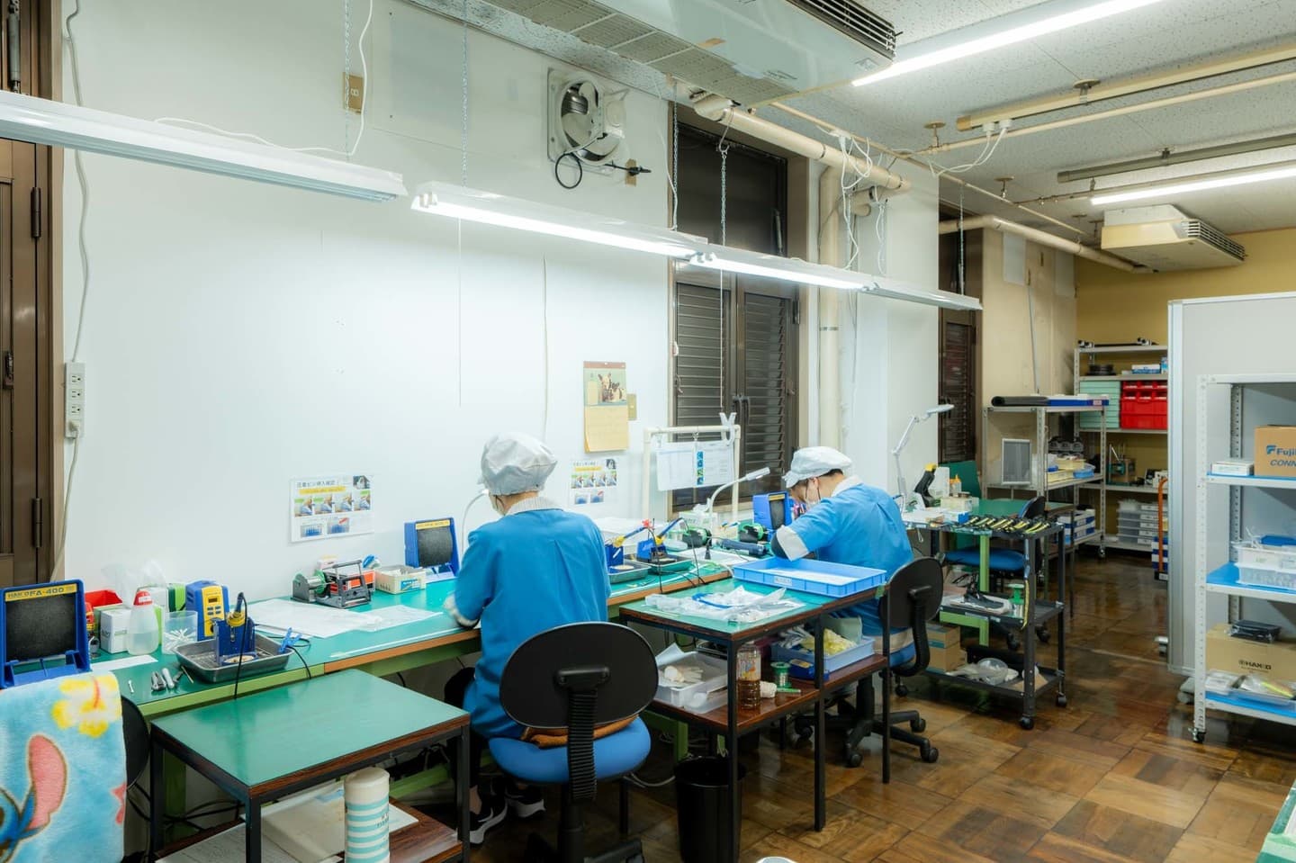 株式会社AKMは新潟県上越市で電子機器や産業機器の手作業組立・検査を行っています。