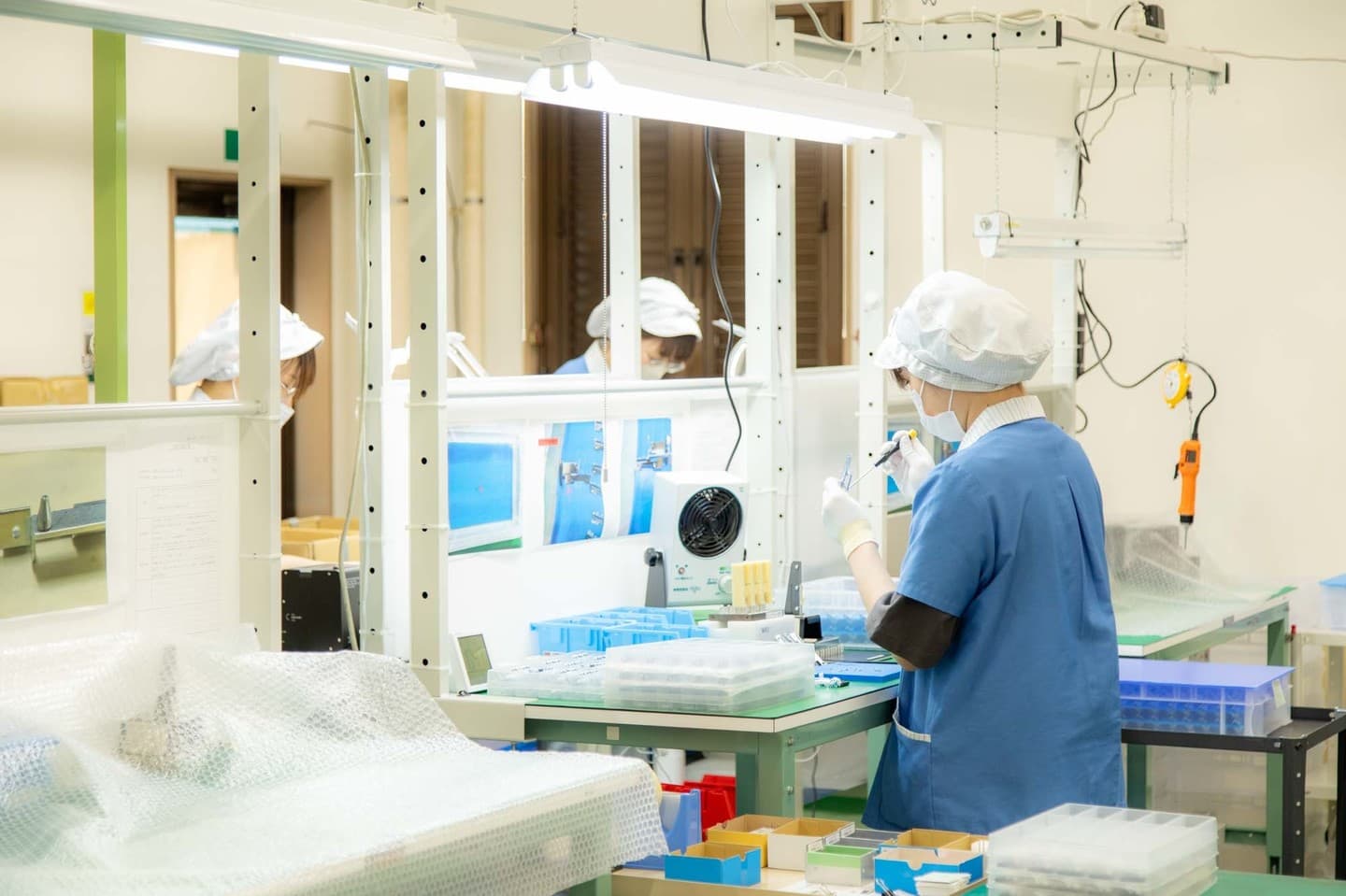 株式会社AKMは新潟県上越市で電子機器や産業機器の手作業組立・検査を行っています。