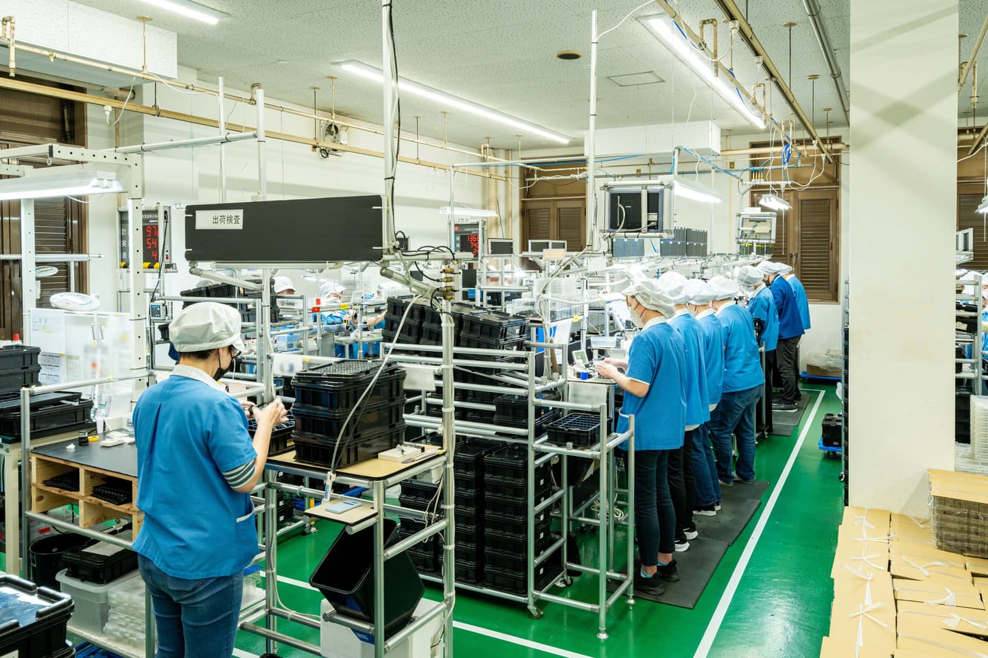 株式会社AKMは新潟県上越市で電子機器や産業機器の手作業組立・検査を行っています。